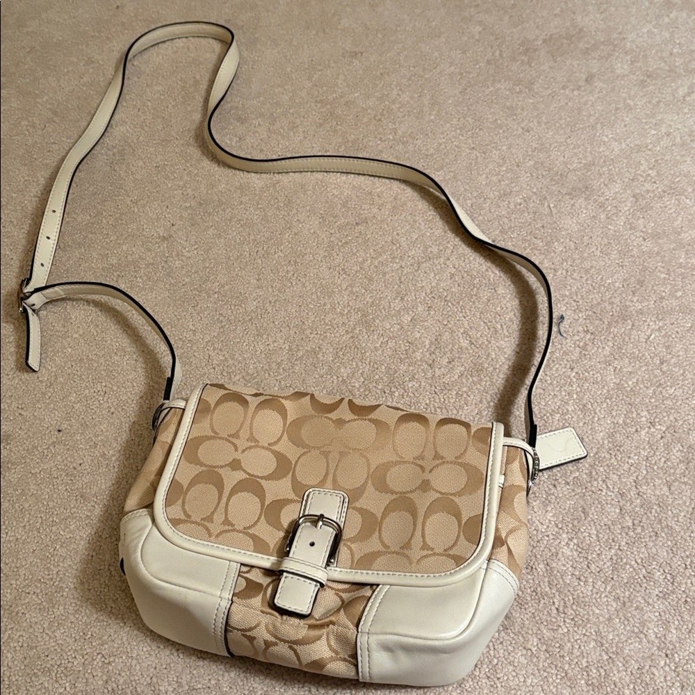•Coach•Cream white•yellow inside•EUC